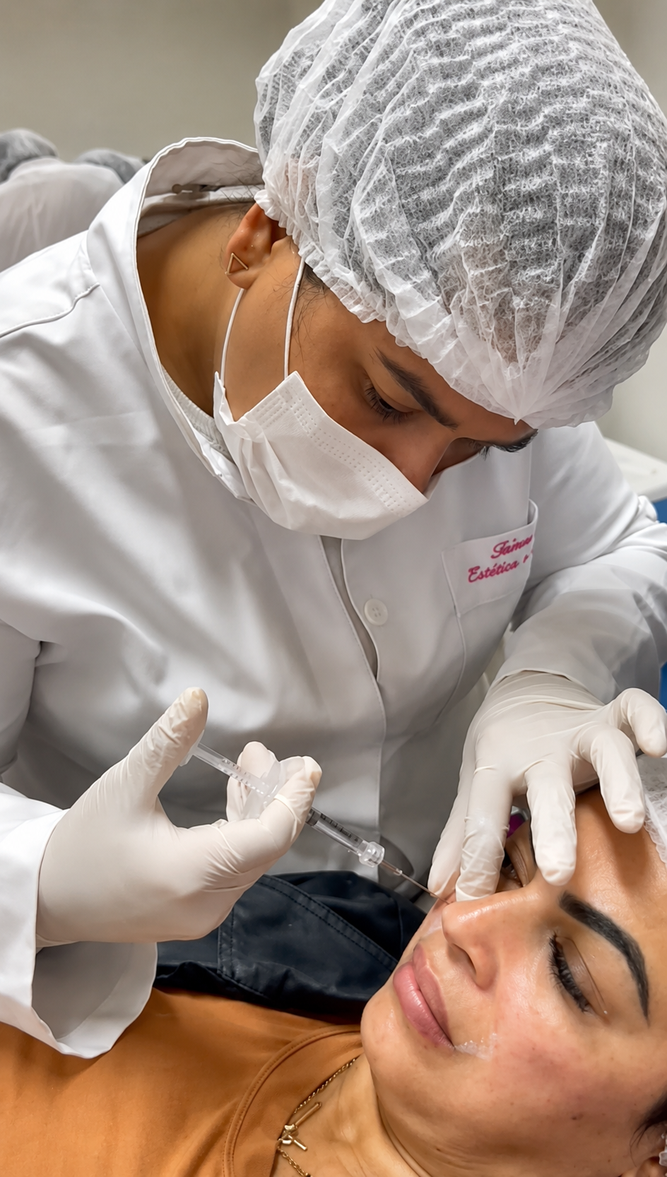Dra. Taiane realizando procedimento estético